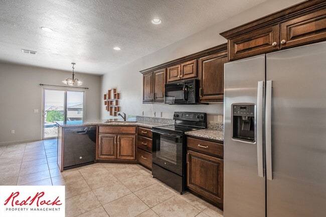 Lovely townhome with Community Pool! - Lovely townhome with Community Pool!