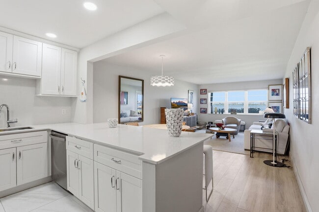 Building Photo - 1516 S Lakeside Dr Unit 103