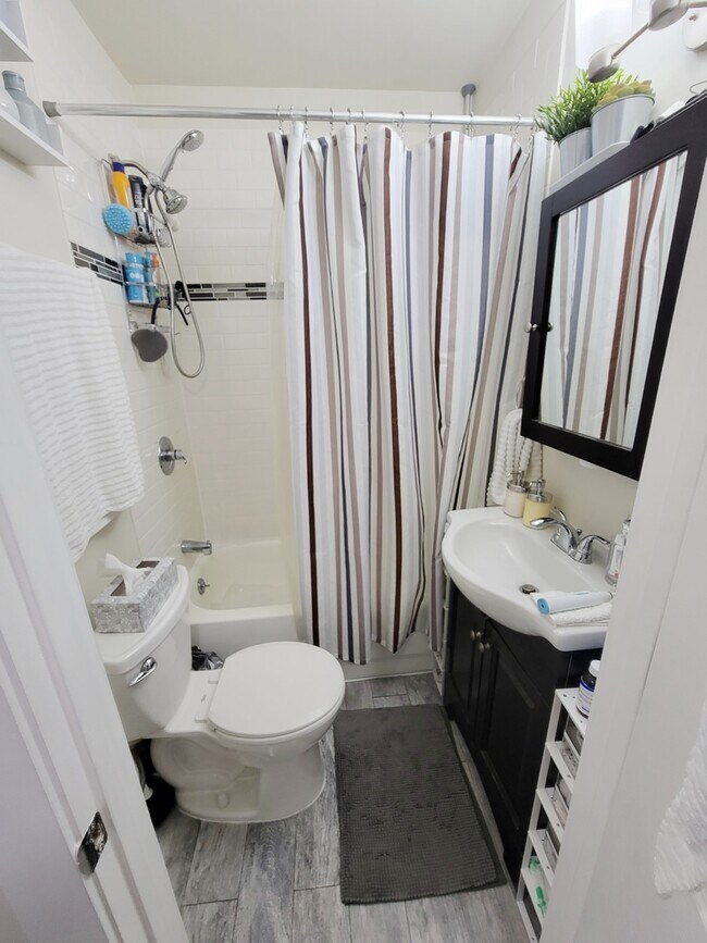 Photo - 648 W Roscoe St NGD