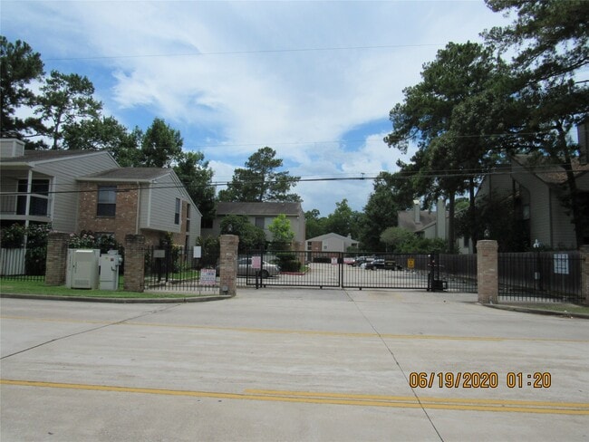 Building Photo - 17401 Red Oak Dr Unit 82