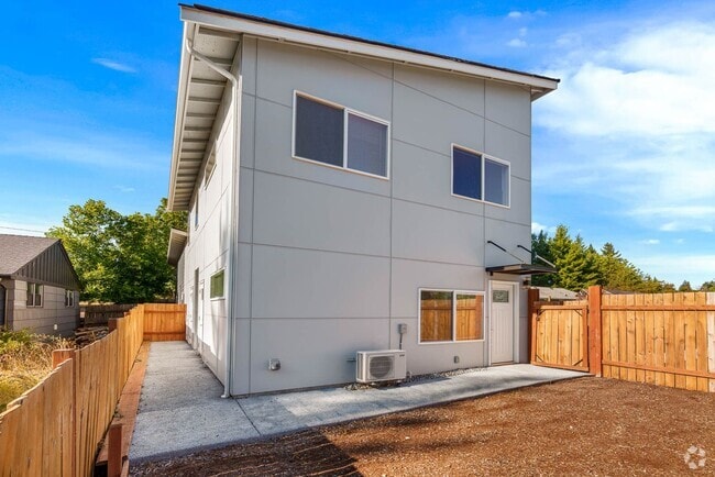 Building Photo - 1741 N 130th St Rental