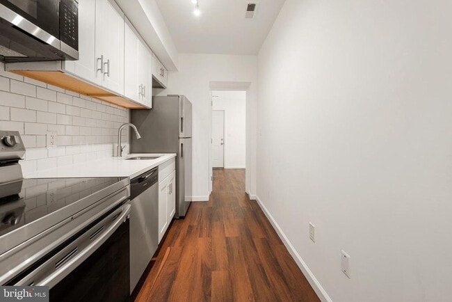 Building Photo - 1838 C St SE Unit 2