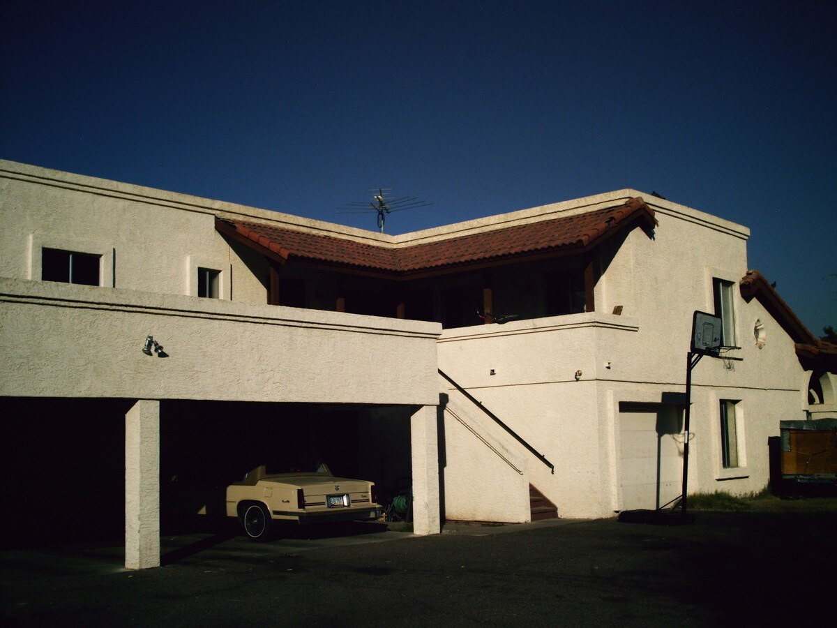 side view - 832 N Cherry St