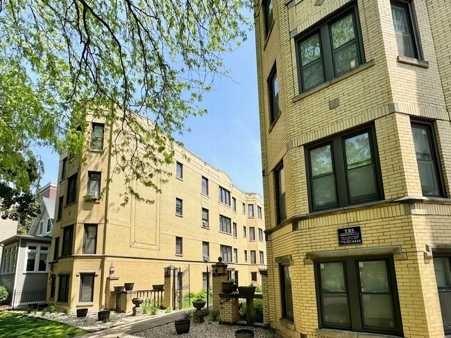 Photo - 3825 N Greenview Ave