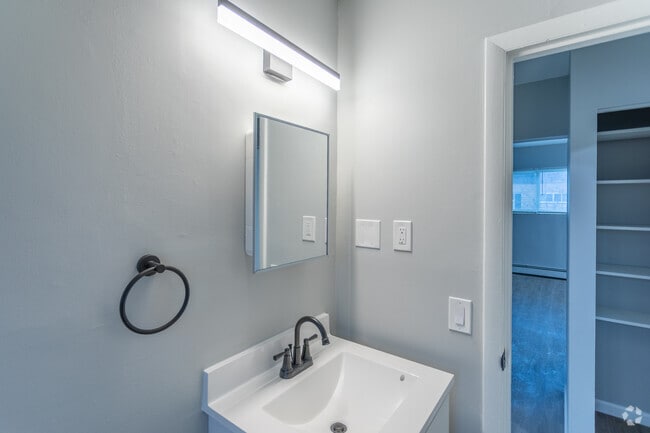 2BR, 1BA - 900 SF - Valley Hill