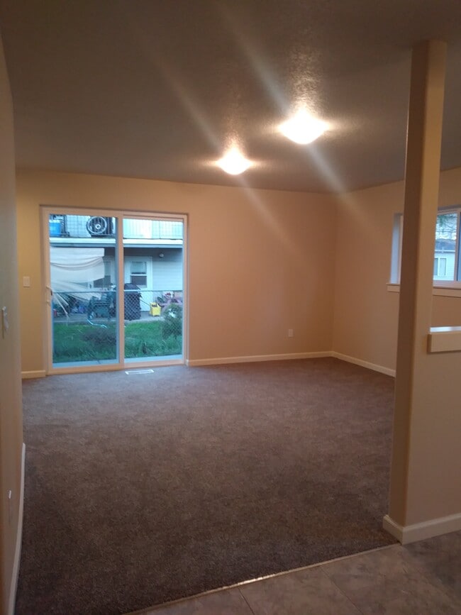 Living room - 713 E Main St