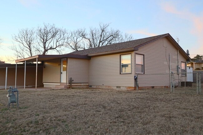 Building Photo - Cute and Clean 2 bedroom near SWOSU
