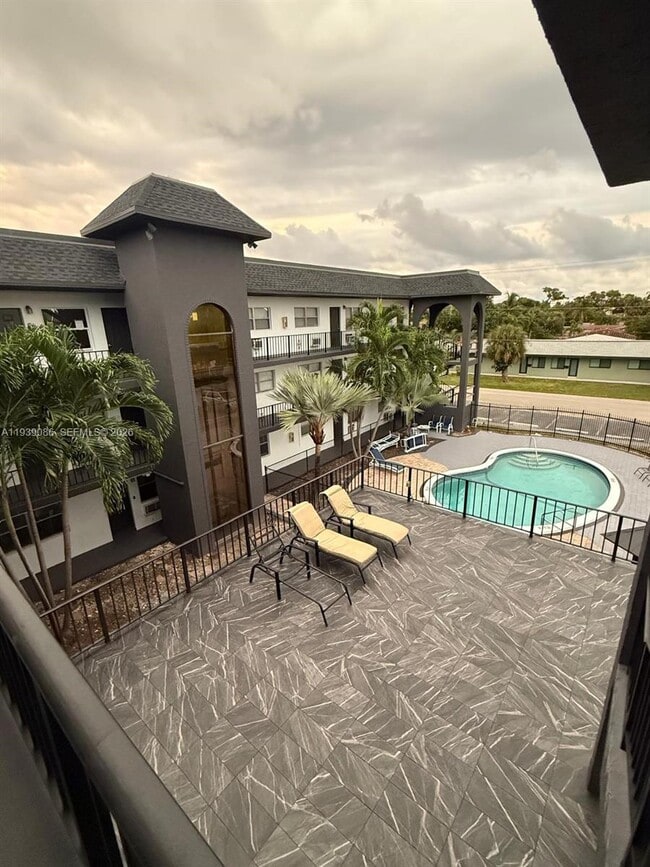 Building Photo - 1100 NE 9th Ave Unit 306