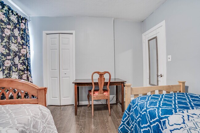 Photo - 1714 E St NE