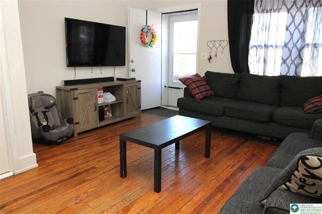 Photo - 822 E 8th St