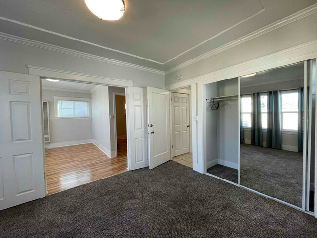 Building Photo - 342 E 15th St Rental