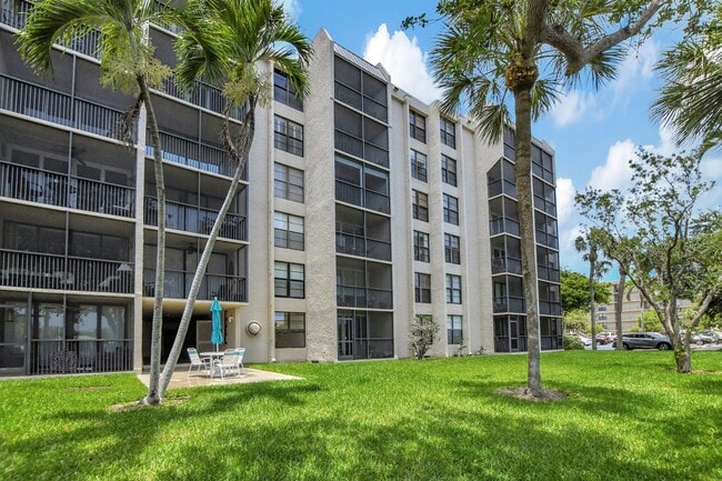 Photo - 14 Royal Palm Way Unidad 401