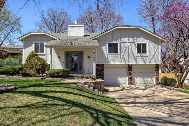 Must See 3 Bedroom Millard Home!! - Must See 3 Bedroom Millard Home!!