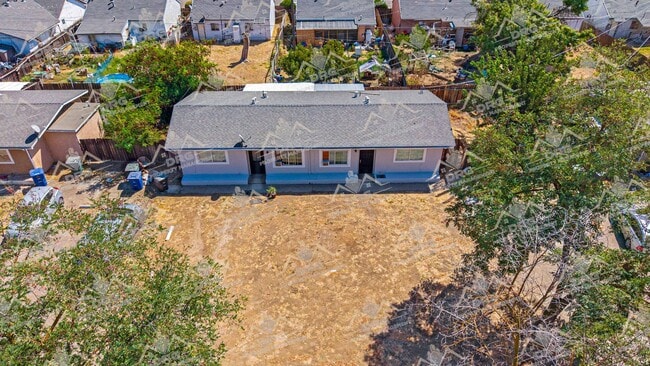 711 Roselawn Ave