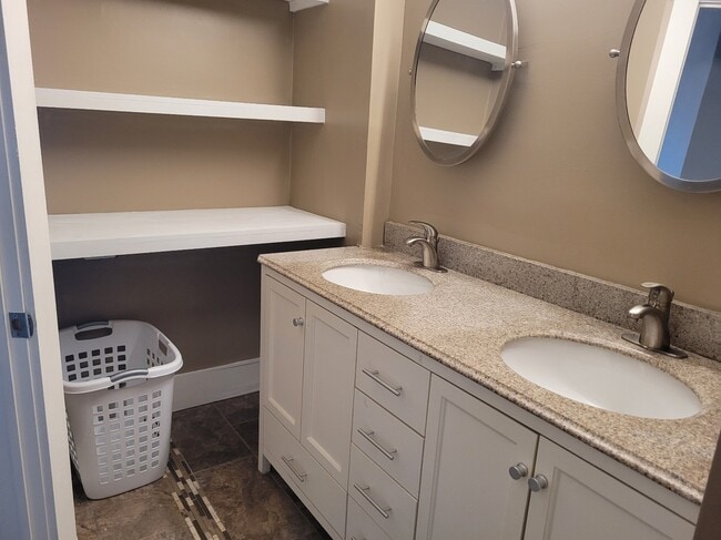 Photo - 1074 Wellington St