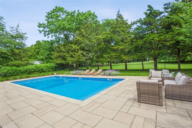 215 Northfield Ln