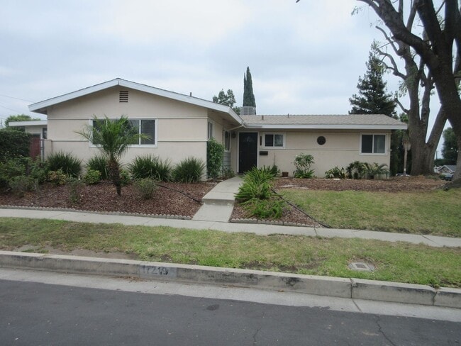 Building Photo - Charming 4-Bedroom Home in Granada Hills –...