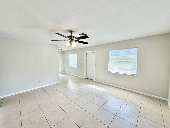 Photo - PIKUS (1931 Sunshine Blvd) Unidad #1929