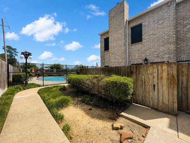 Building Photo - 17659 Red Oak Dr Unit 7659