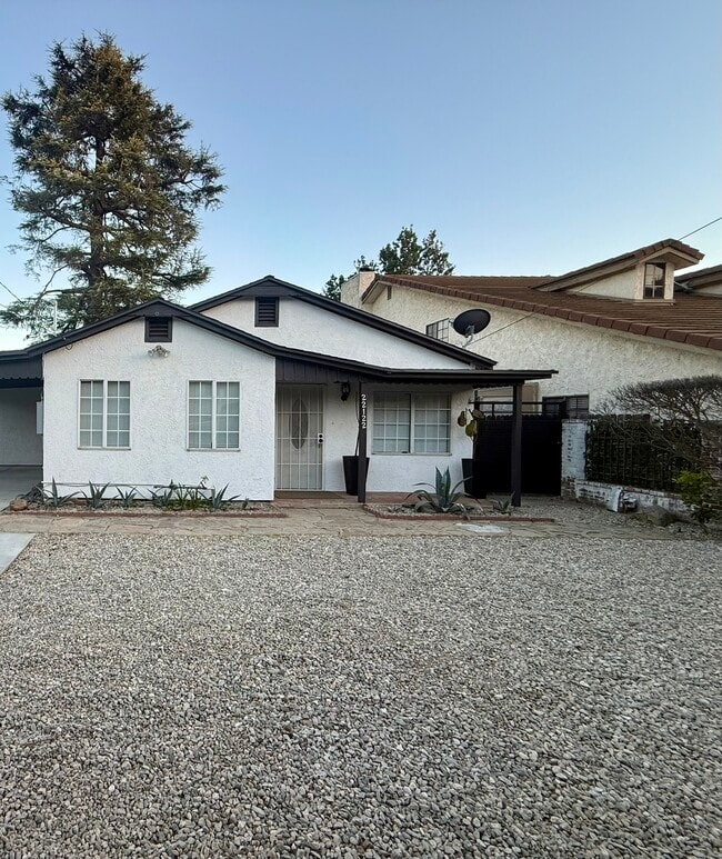 Photo - 22122 Saticoy St