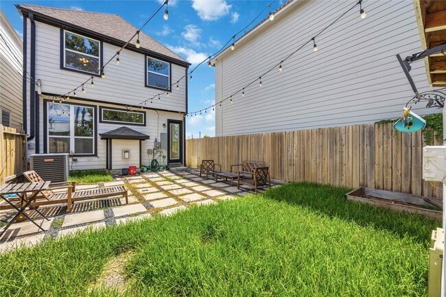 Photo - 723 W 16th St