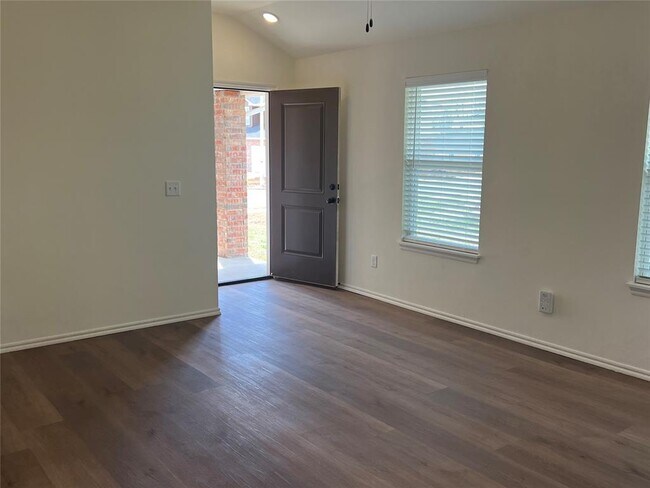 Photo - 302 Aaran Way