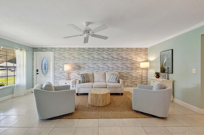 215 Manatee Ln
