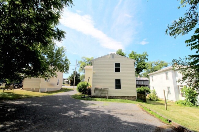 270 W Bruce St