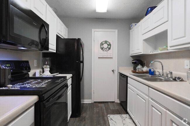 2BR, 2BA - 900 SF