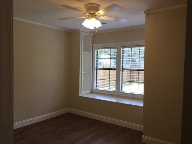 Asiento junto a la ventana con espacio de almacenamiento debajo (en ambos dormitorios traseros) - 310 East 3rd St.