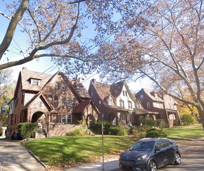 Building Photo - 6/1 Remodeled LUXURY house 2 blocks from CMU.
