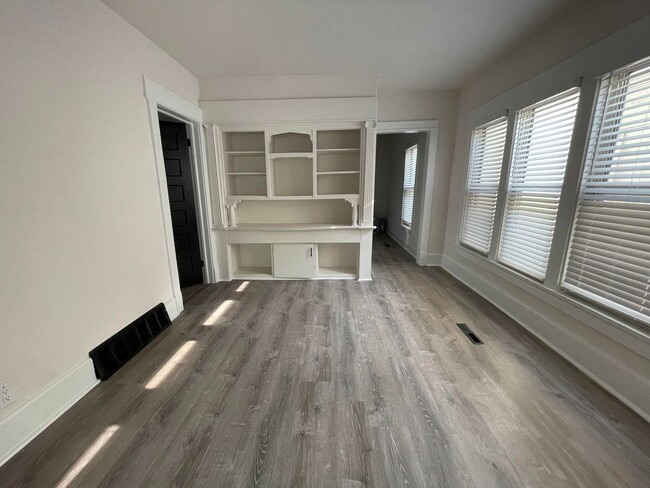 Photo - 122-124 E Lloyd Unit 124 E Lloyd (lower)