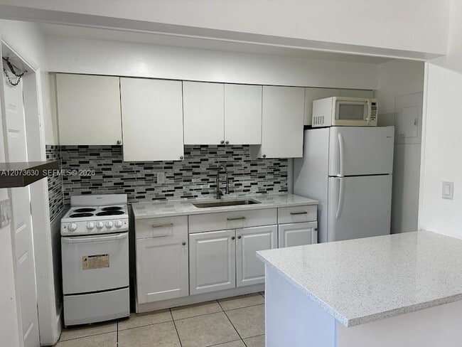 Building Photo - 2115 N 17th Ct Unit 3