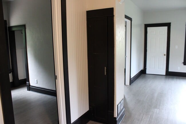 Photo - 317 E 10th St S