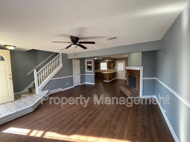5560 Blossom Ln