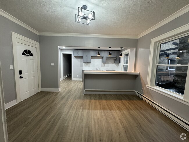 Building Photo - 898-902 Portland Ave Unit Apartment 2