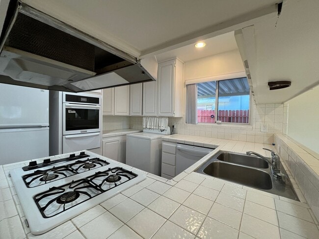 Photo - MOVE IN READY 3+2 home in Northridge with RV access, appliances included + central air!!