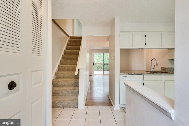 Photo - 2841 Shepperton Terrace