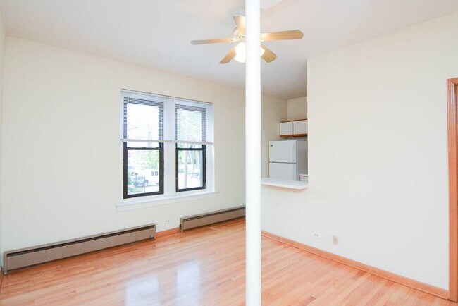 Building Photo - 633 W Barry Ave Unit A07C Rental