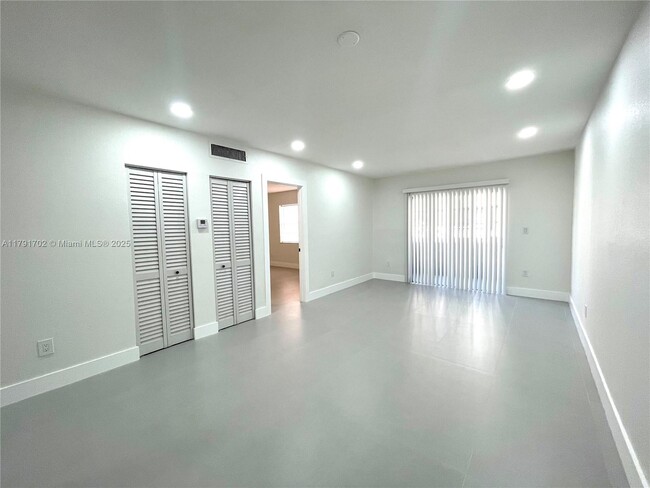 Photo - 1035 W 77th St Condo Unit 302