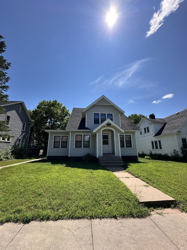 Building Photo - Great 3 Bed 1 Bath close to Water St. and ... Rental