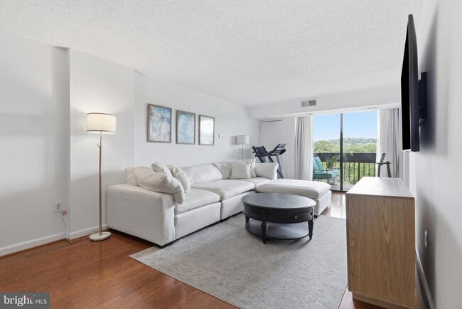 Photo - 5300 Holmes Run Pkwy Unit 607