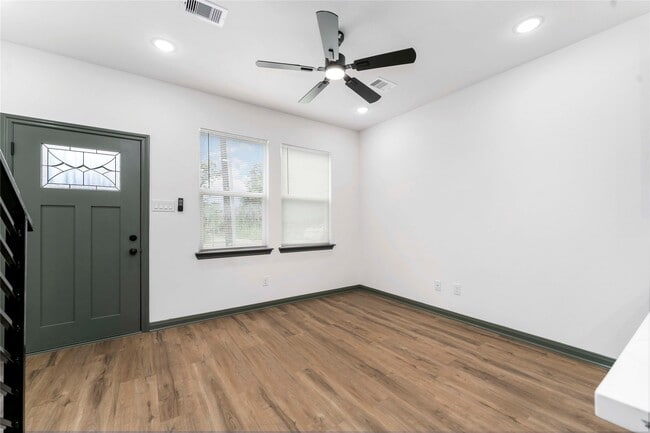 Photo - 7987 Chateau St
