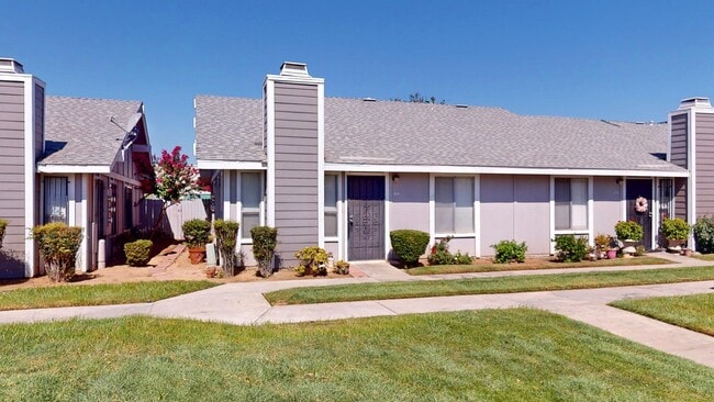 Building Photo - 1027 W Dakota Ave