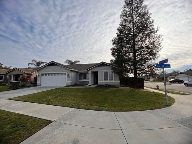 Photo - 1294 Dalton St