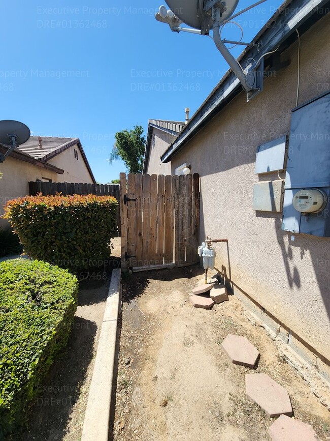 Photo - 5 bedrooms/ 2 baths Location Olive Dr/ Old Farm Rd