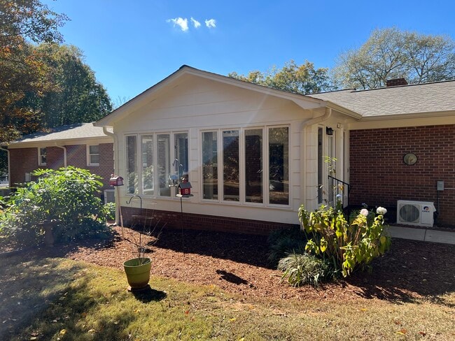 Photo - 110 Wellington St