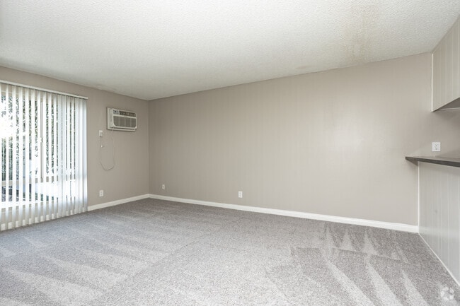 1BR, 1BA - 720SF - Living Room