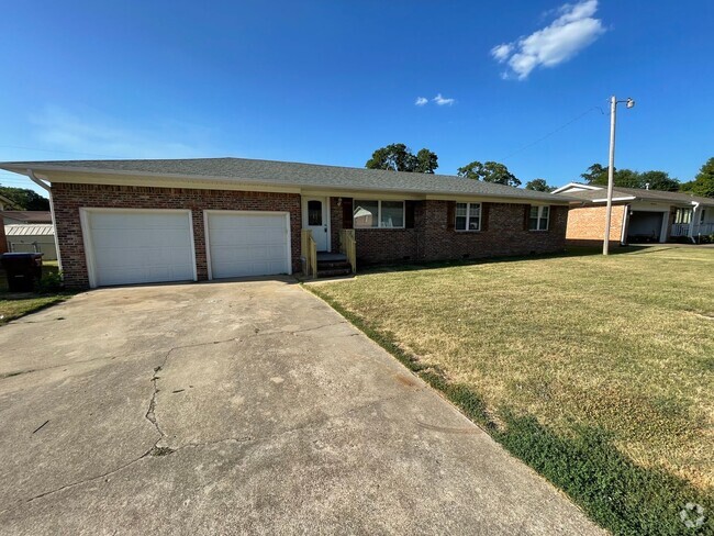 Building Photo - Gorgeous 3 Bedroom 2 Bathroom Home in Fort...