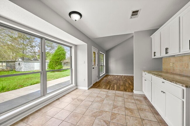 Photo - 9852 Hawthorne Dr